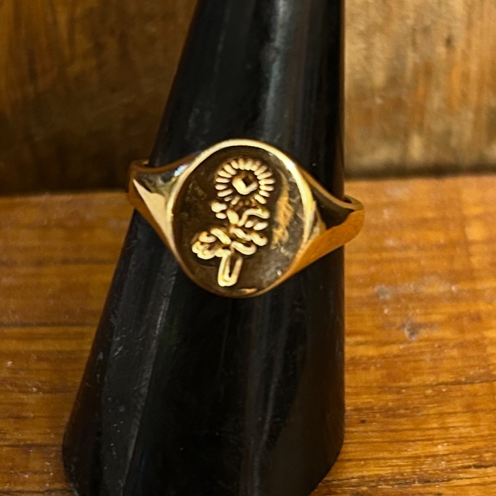 Gold tone sunflower Signet Ring